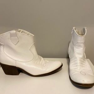 Rampage white ankle cut cowgirl boots size 9 1/2 M